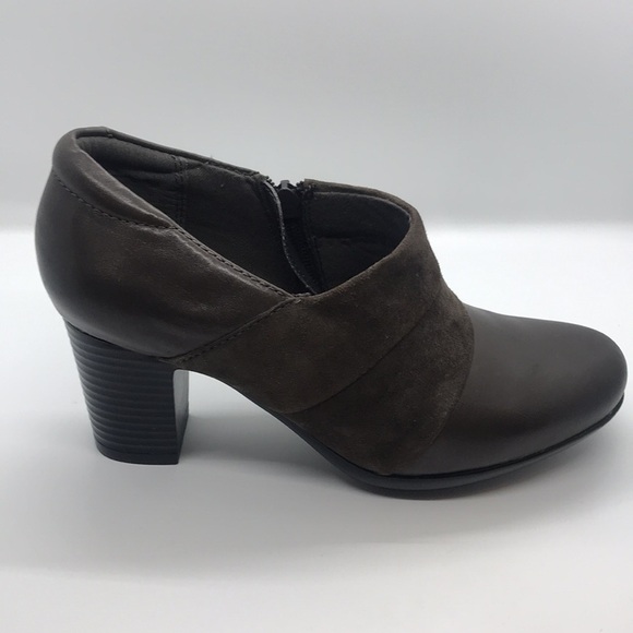 𝅺Clarks Women’s Brown Leather Ankle Booties 6M - Picture 13 of 15